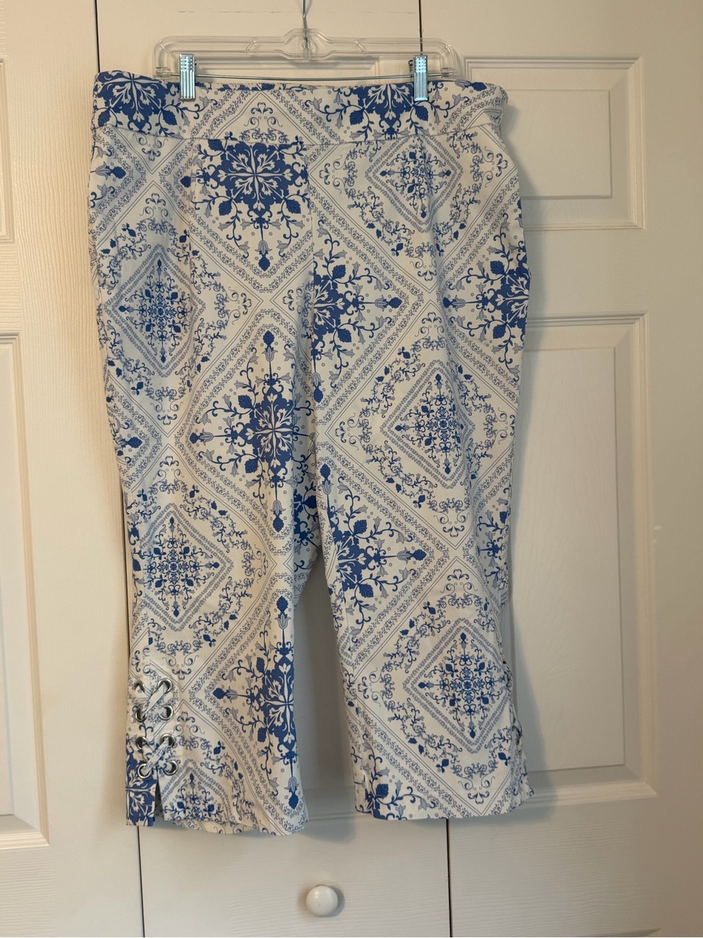 Blue & White Printed Women’s Capri Pants